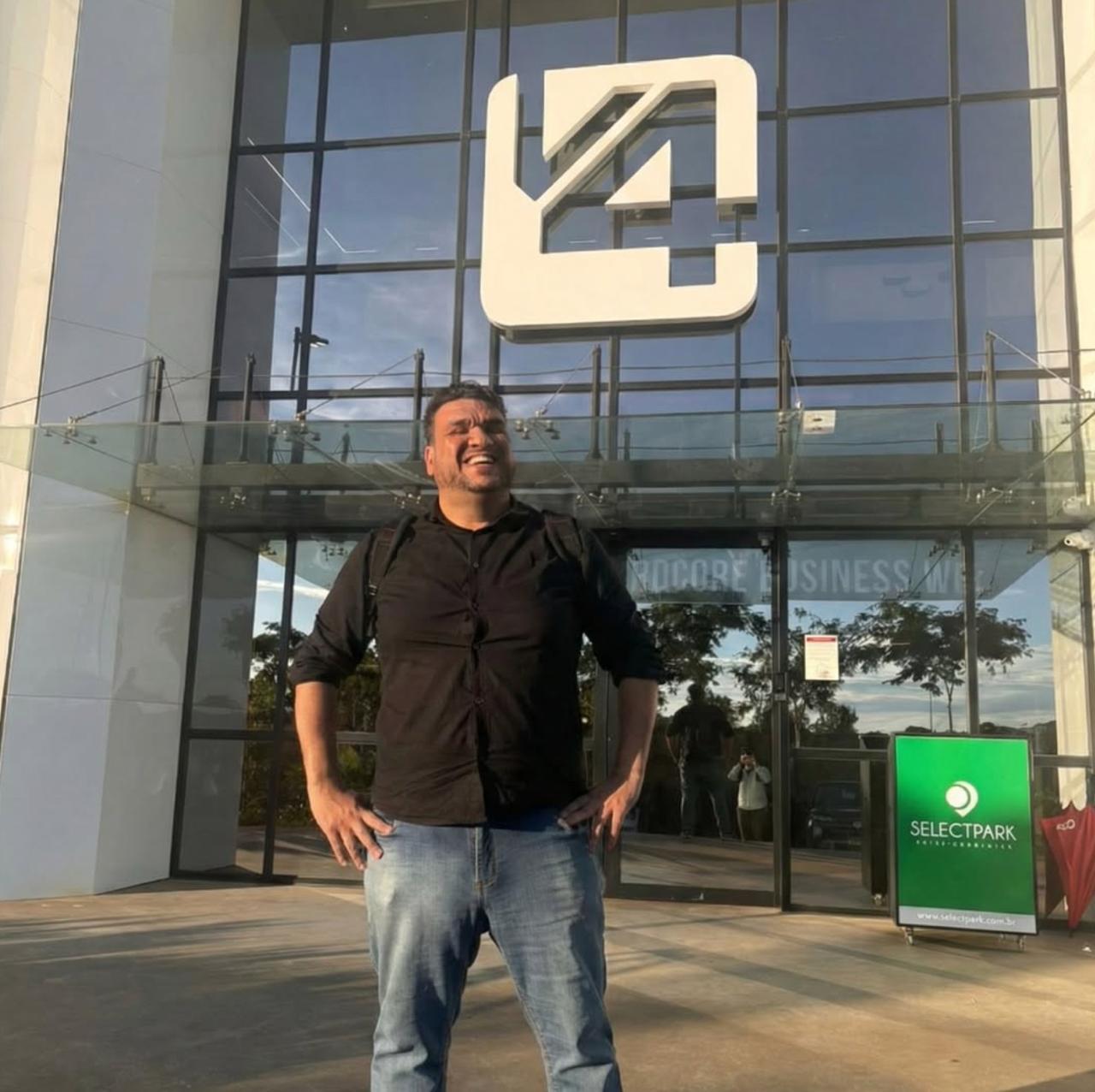 Rogério Diamante em frente à sede da V4 Company